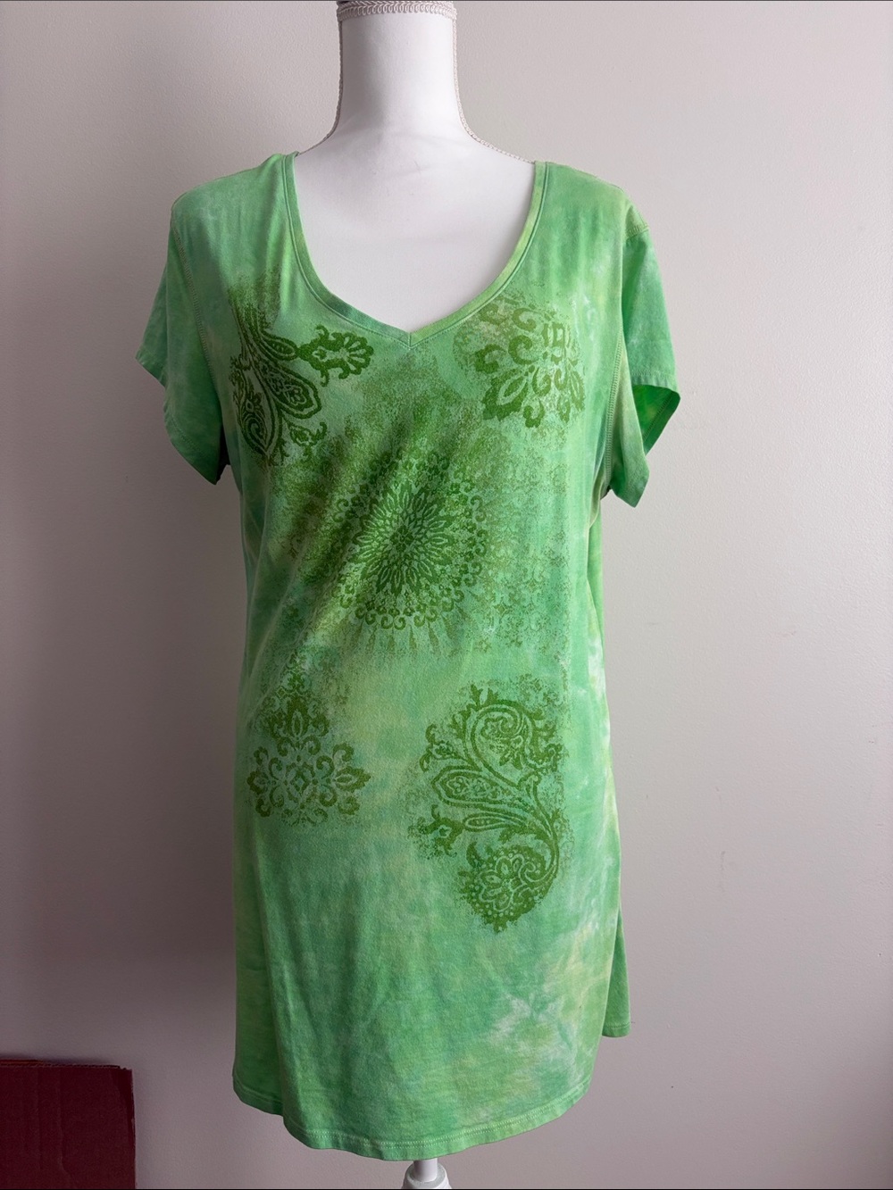 Earth Yoga Green V-Neck Short Sleeve Tunic with Paisley Medallion Print